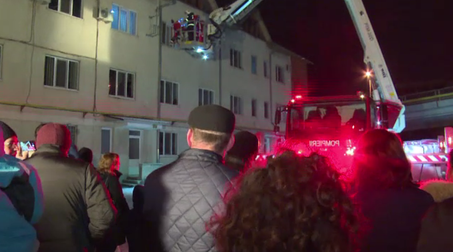 Moș Crăciun a avut nevoie de ajutorul pompierilor, în Bistrița. Incidentul s-a petrecut chiar sub ochii copiilor