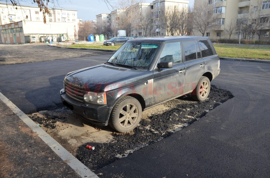 Muncitorii au asfaltat în jurul unei maşini, în Craiova. ”E mai rău ca în Las Fierbinți”