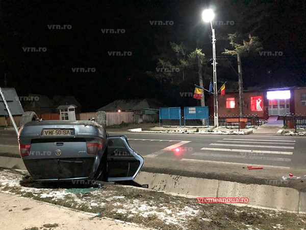 Trei oameni, la un pas să fie spulberați de un șofer de 22 de ani. Accidentul, filmat. VIDEO