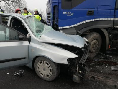 Un mort și patru răniți, în urma unui impact violent între un autotren și două autoturisme