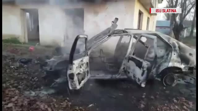 O mașină fără număr de înmatriculare a fost incendiată în Slatina