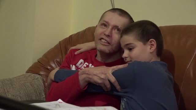 Doi frați îl roagă pe Moș Crăciun să îi aducă sănătate tatălui lor, care este aproape orb