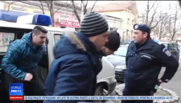 Rețea de proxeneți din Buzău, destructurată. 13 persoane au fost duse la audieri