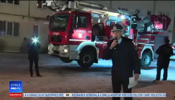Moș Crăciun a avut nevoie de ajutorul pompierilor, în Bistrița. Incidentul s-a petrecut chiar sub ochii copiilor