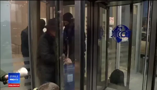 Celebrul medic Lucan, decorat de Traian Băsescu, a stat încătușat câteva ore. Cercetat sub control judiciar