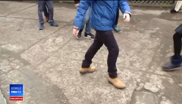 Peste 97 de mii de copii își așteaptă părinții plecați la muncă în străinătate să vină acasă