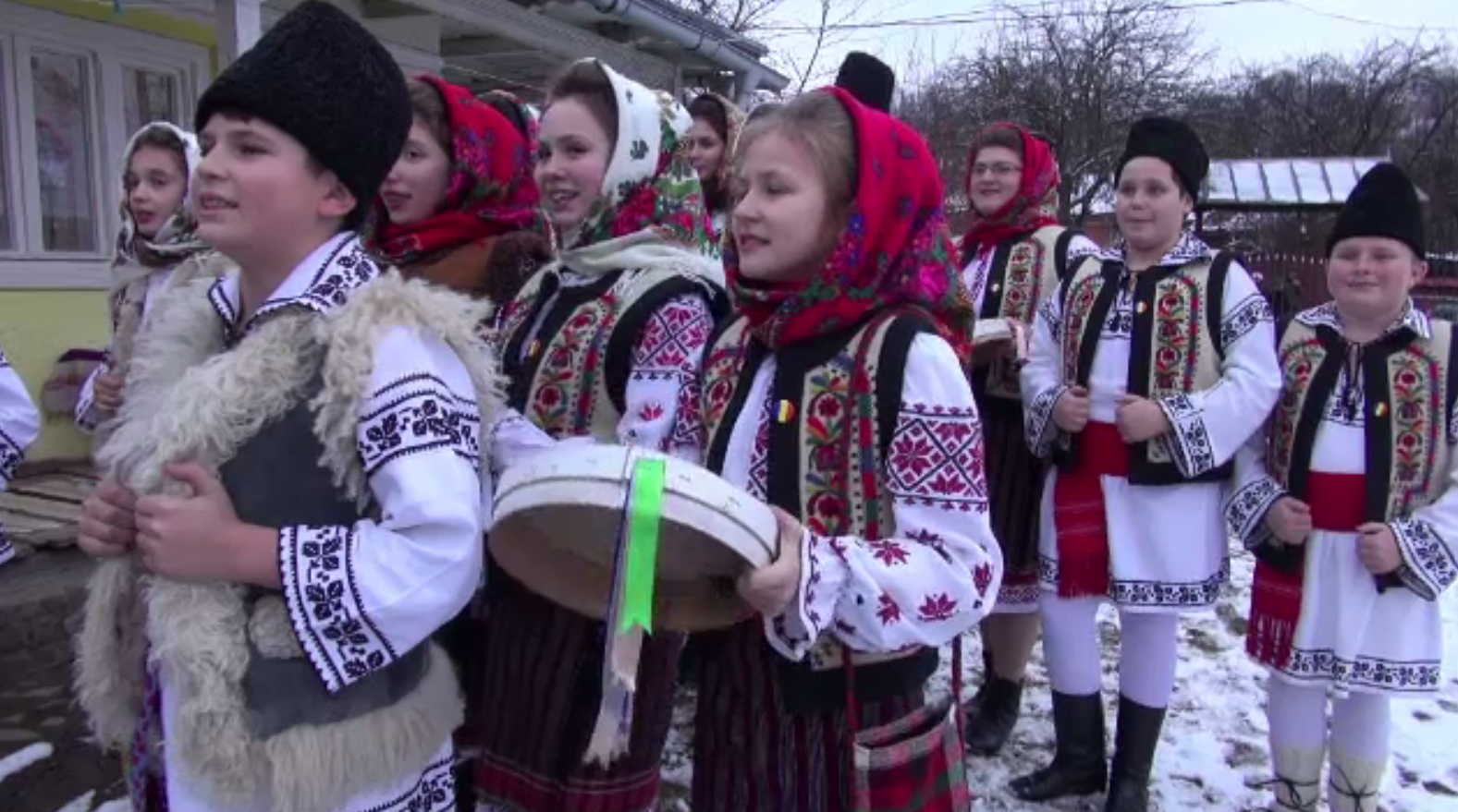 Zarvă mare, pe Valea Trotuşului. Noile generații duc mai departe tradițiile de Crăciun