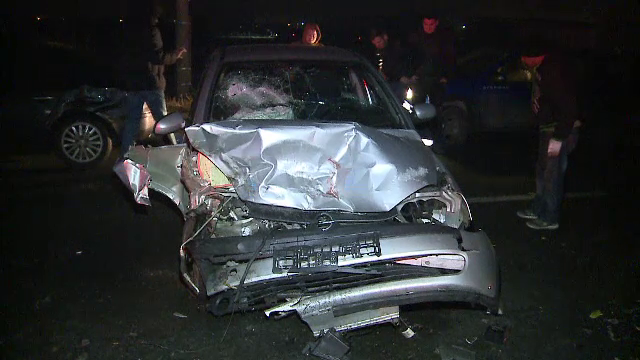 Accident în lanț, cu 5 mașini după ce un TIR a încercat să depăşească o coloană în trafic