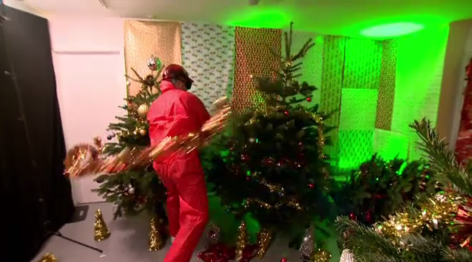 O cameră a furiei, special amenajată pentru persoanele anti-Crăciun. Zeci de oameni au distrus ornamentele de sărbătoare