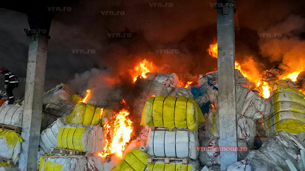 Incendiu puternic la un depozit din Vaslui