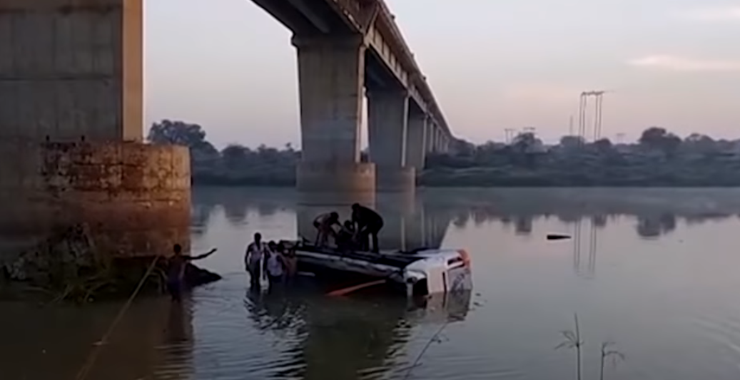 Un autocar a căzut în gol de la peste 20 m, în India: 33 morți. VIDEO