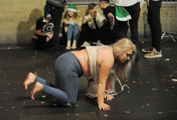 Vinerea Nebună în UK. Britanicii au băut peste măsură și au făcut dezastru pe străzi. FOTO