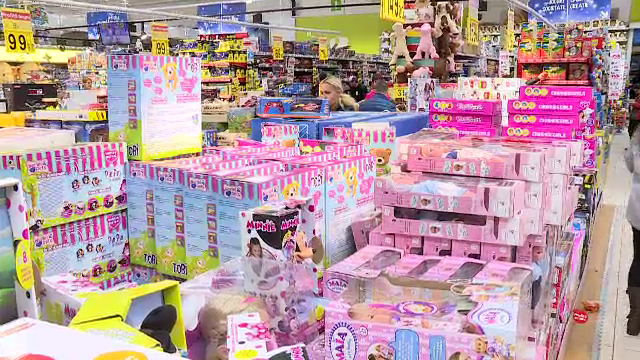 Moș Crăciun a primit scrisorile copiilor și a dat iama în magazine pentru a le cumpăra cadouri