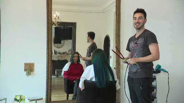 Saloanele sunt asaltate de doamne care vor să arate perfect de sărbători. Culoarea anului