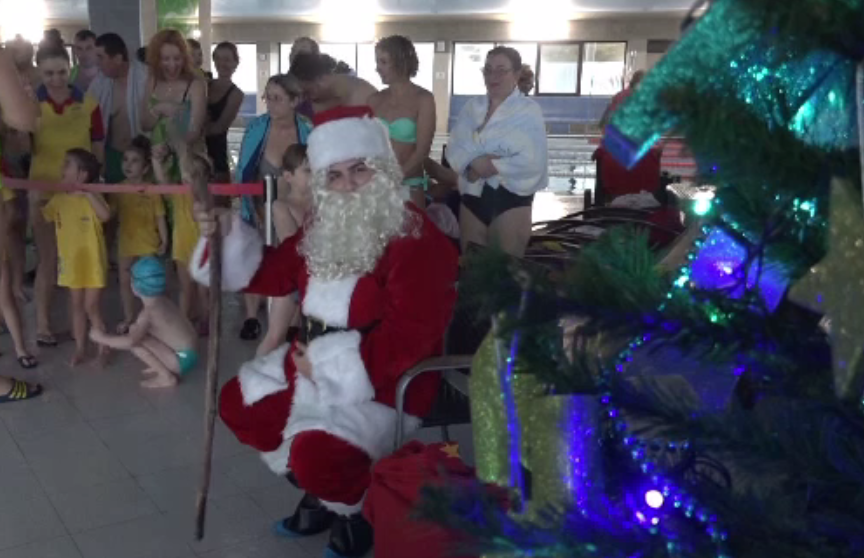 Întrecere cu copii în bazinul de înot. Cei mici au vrut să-l împresioneze pe Moș Crăciun