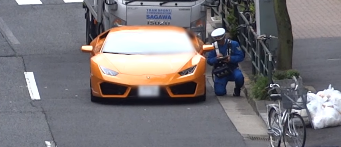Șofer de Lamborghini, urmărit de un polițist pe bicicletă. VIDEO