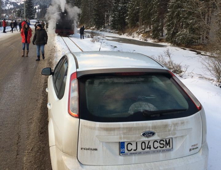 Mocăniţă blocată de o maşină parcată pe şine. VIDEO