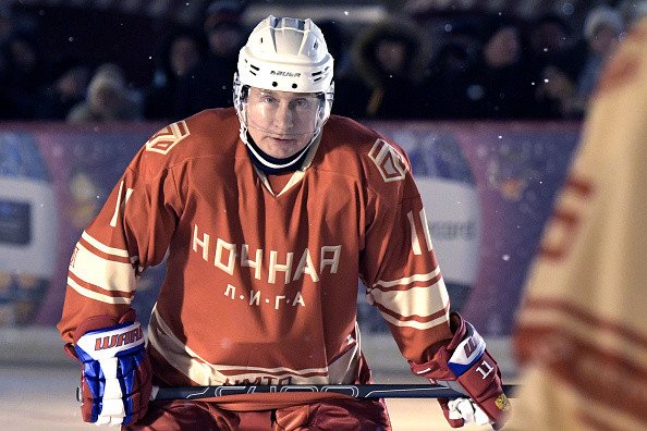 Vladimir Putin a jucat hochei, alături de sportivii ruși, în Piața Roșie