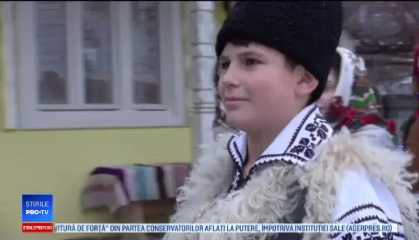 Zarvă mare, pe Valea Trotuşului. Noile generații duc mai departe tradițiile de Crăciun