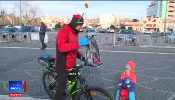 Ajutoarele lui Moș Crăciun au împărțit cadouri copiilor nevoiași, pe două roți