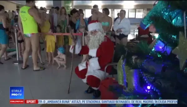 Întrecere cu copii în bazinul de înot. Cei mici au vrut să-l împresioneze pe Moș Crăciun