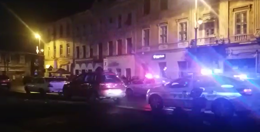 Polițist tăiat cu o macetă în fața unui club din Arad. Agresorii ar fi vrut să se răzbune