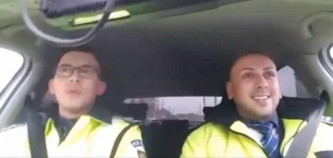 Viral pe Facebook. Un polițist din Arad cântă „Moș Crăciun cu plete dalbe“ în mașină