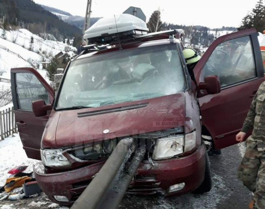 Microbuz plin cu pasageri, implicat într-un accident. Șase persoane au fost rănite