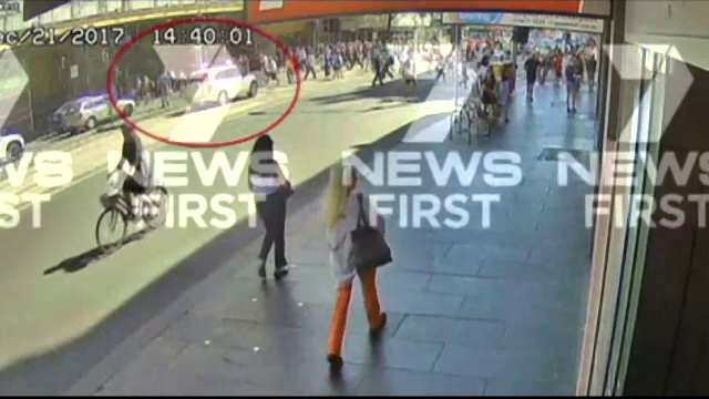 Momentul filmat când atacatorul din Melbourne intră cu mașina în pietoni: 18 răniți