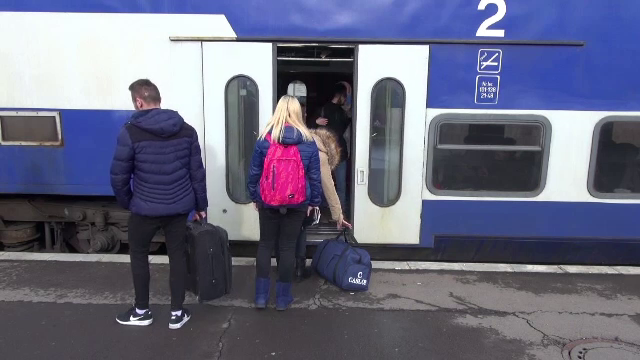 Alertă în tren. 30 de călători din au ieşit din vagon, din cauza unui fum dens