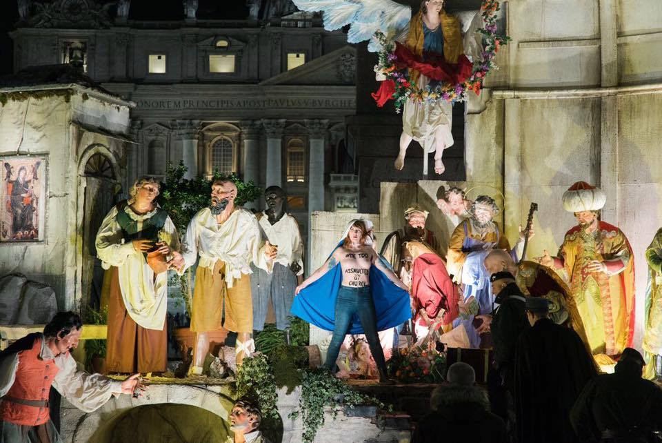 O activistă dezbrăcată la bustul gol a încercat să fure figurina cu Isus din scena Nașterii Domnului din Vatican