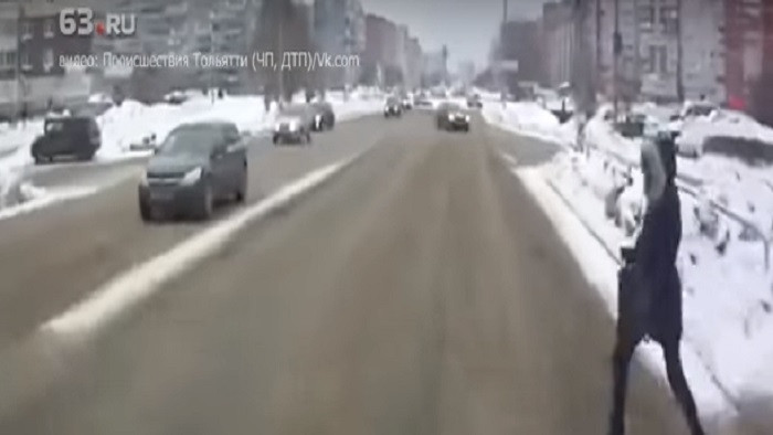 Lovită de două microbuze. Imagini tulburătoare surprinse de o cameră de bord în Rusia