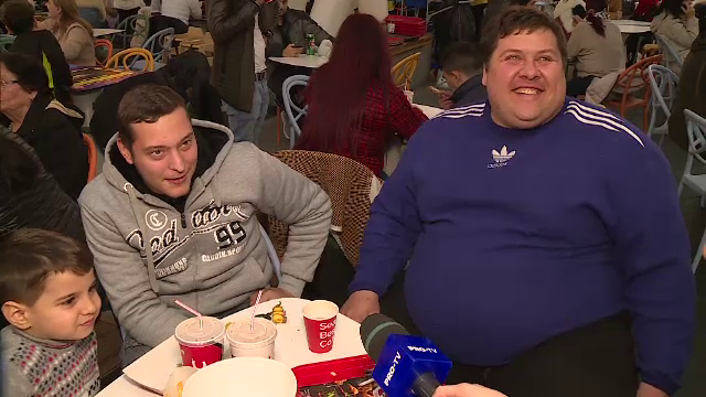Masa de Crăciun la fast food și distracție în mall. "Alea au fost aşa aperitiv."