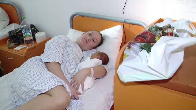 Zeci de bebeluși din România, născuți în ziua de Crăciun. Mămicile și copiii au primit multe cadouri