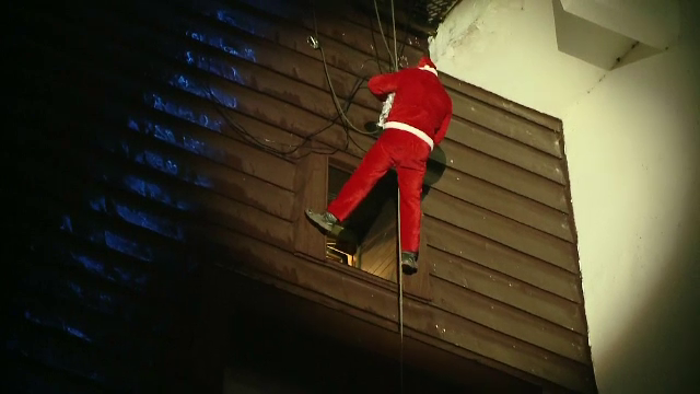 Moş Crăciun a coborât în rapel de pe acoperişul unui hotel în Brașov. Reacțiile copiilor