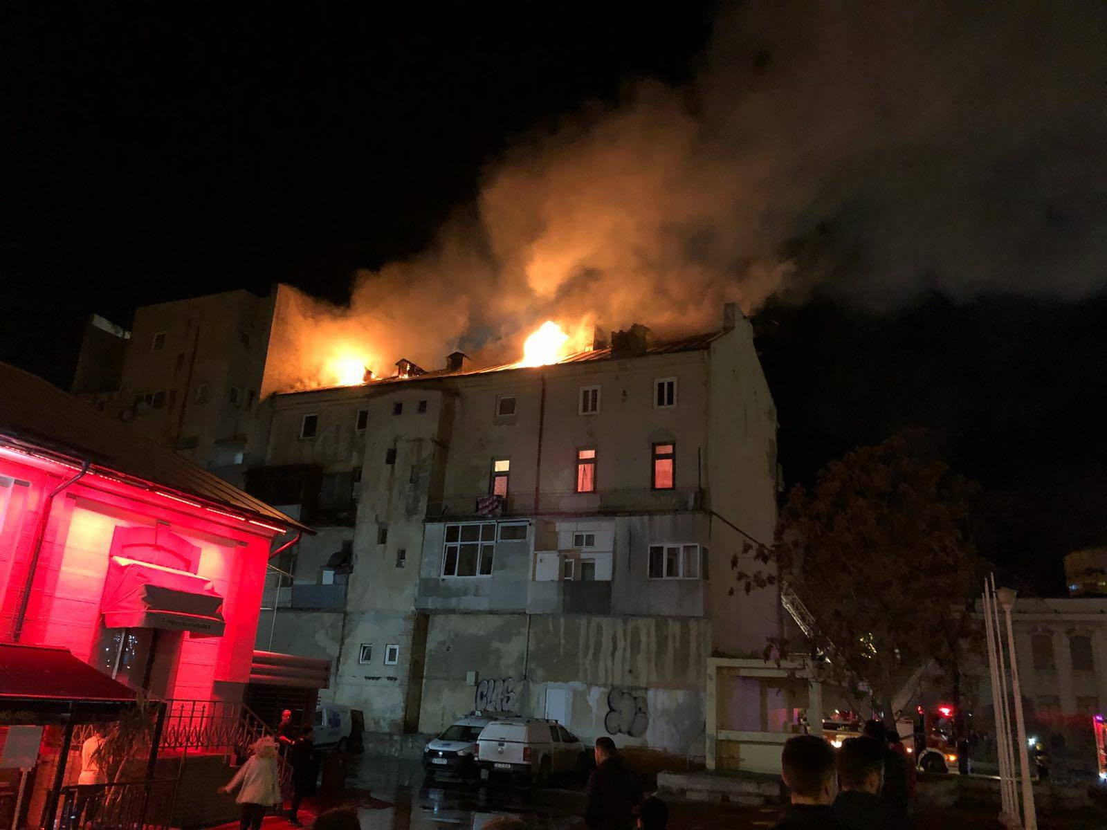 Incendiu puternic în centrul Constanţei. A luat foc mansarda unei clădiri