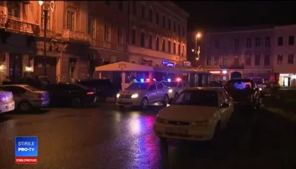 Polițist tăiat cu o macetă în fața unui club din Arad. Agresorii ar fi vrut să se răzbune