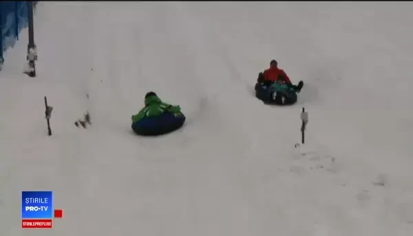 Cozi imense la telescaune și la restaurantele de la munte. Pe Valea Prahovei sunt peste 35.000 de turiști