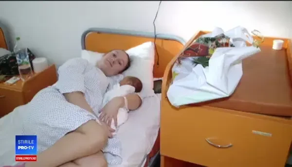 Zeci de bebeluși din România, născuți în ziua de Crăciun. Mămicile și copiii au primit multe cadouri