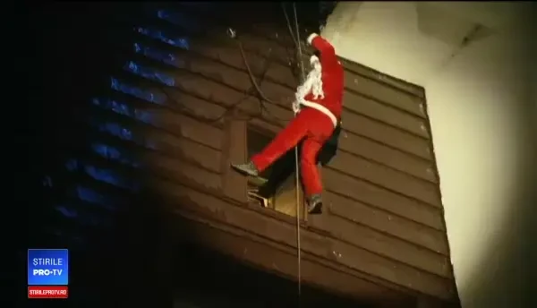 Moş Crăciun a coborât în rapel de pe acoperişul unui hotel în Brașov. Reacțiile copiilor
