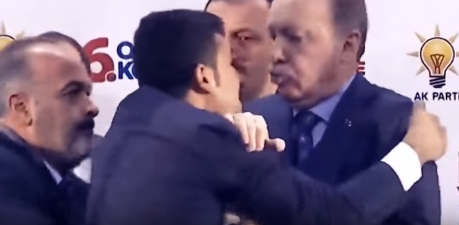 „Fiul unui martir”, bruscat după ce a încercat să-l îmbrățișeze pe Erdogan. VIDEO