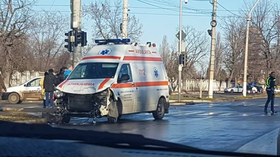 Un șofer a izbit în plin o ambulanță aflată în misiune, într-o intersecție din Galați