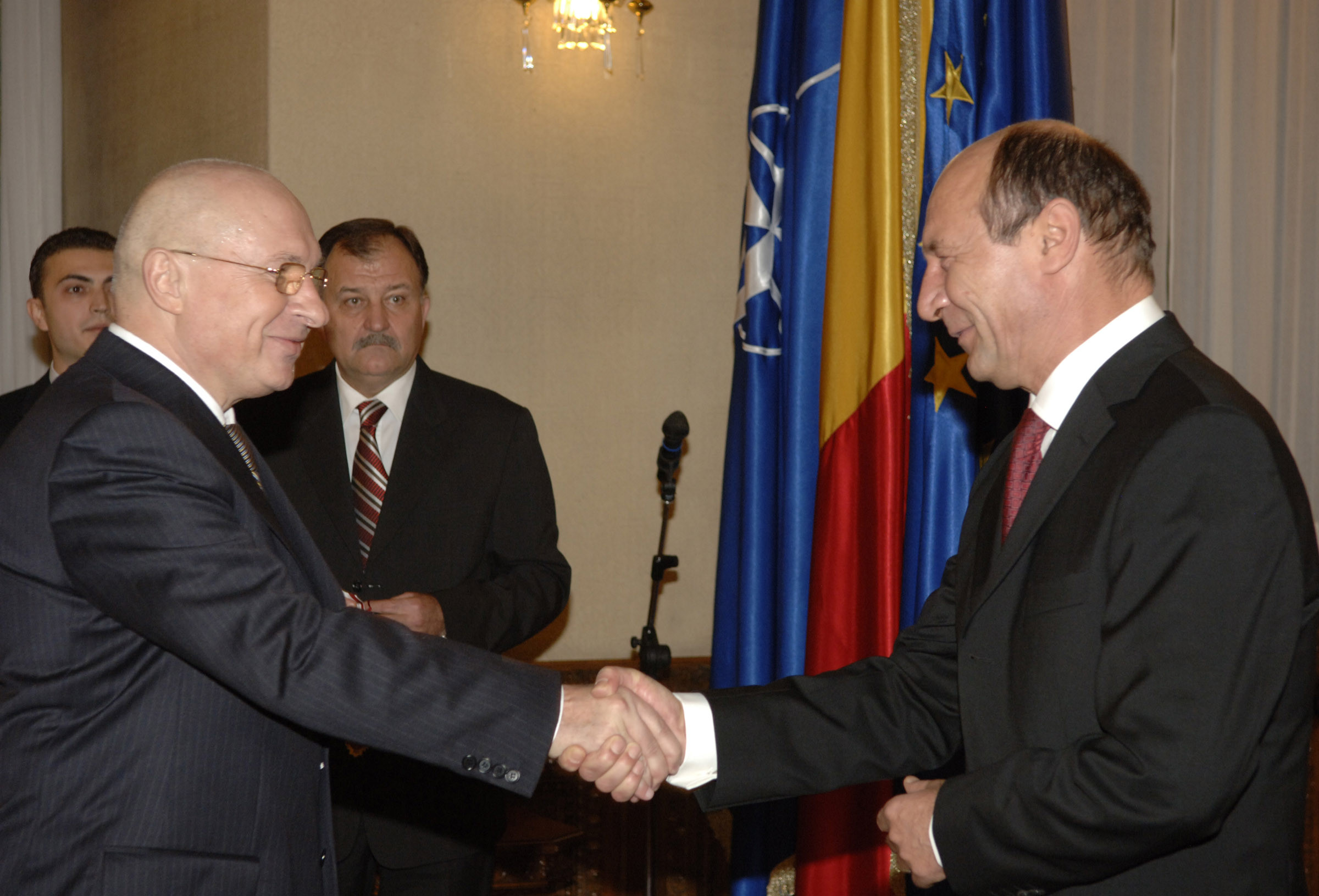 Cine sunt politicienii care l-au susținut pe Lucan: Boc, Băsescu, Meleșcanu. Medicul a fost decorat și de Patriarhul Daniel