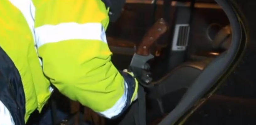 Agresorii polițistului tăiat cu o macetă în fața unui club, cercetați în stare de libertate