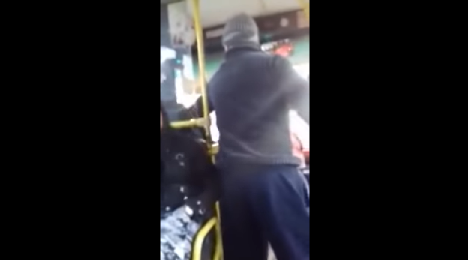 Șofer de autobuz din Brăila, lovit de un călător beat, în timp ce se afla în mers