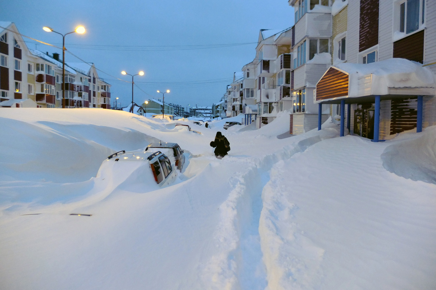 Rusoaică ieşită pe balcon la fumat, luată pe sus de vânt. A supravieţuit căzând pe zăpada moale