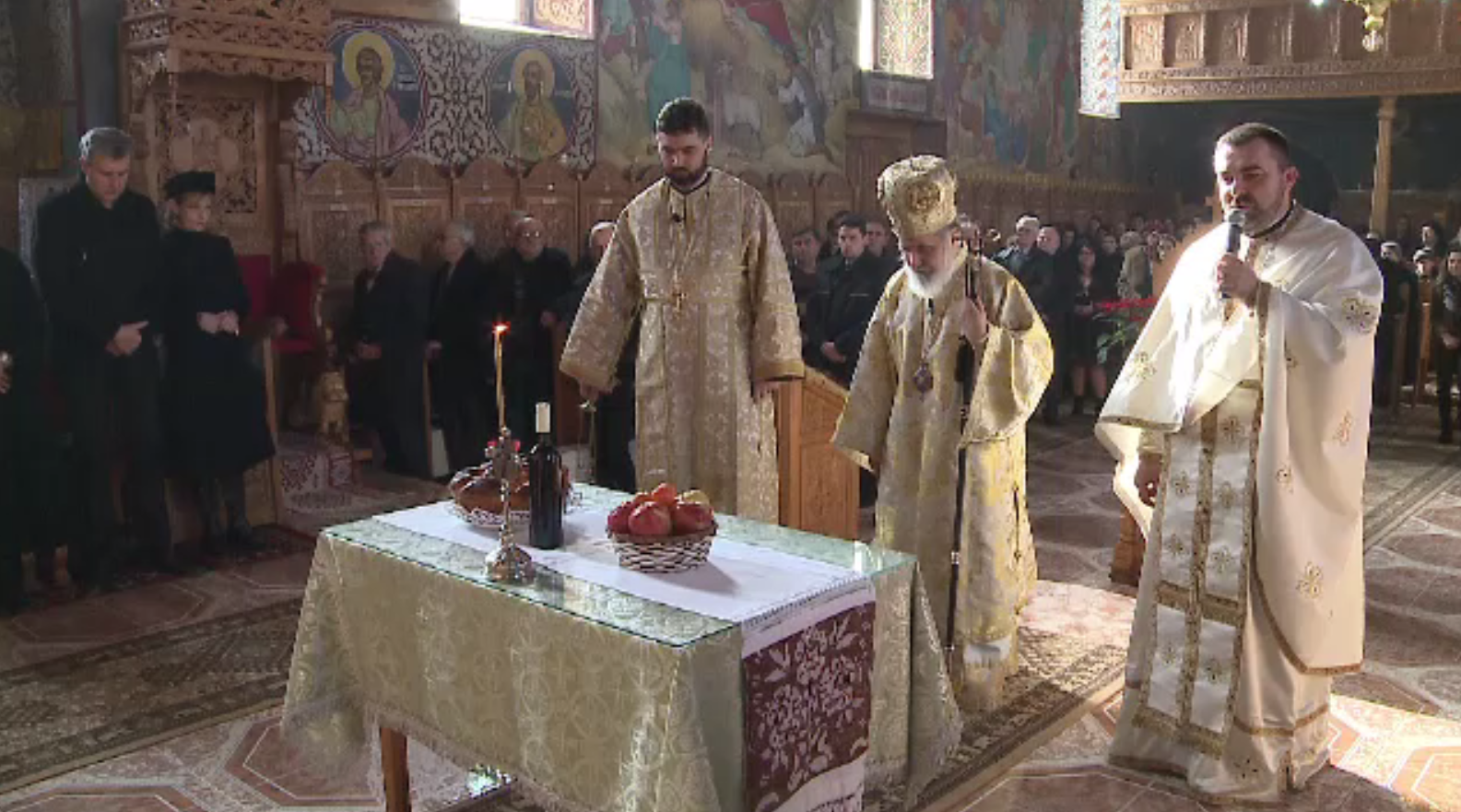 Slujbă specială de pomenire a Regelui Mihai la Săvârșin. Fiicele Regelui au participat