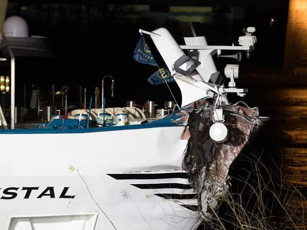 Accident pe fluviul Rin. O navă cu 129 de pasageri s-a ciocnit de un pilon de autostradă. FOTO