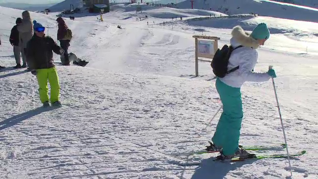 Mii de turiști se bucură de zăpada de la munte. Cât costă o zi la schi