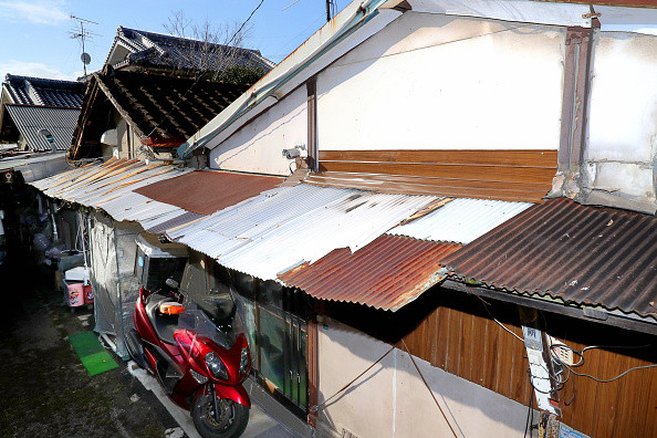 Un cuplu și-a ținut fiica închisă într-o cameră timp de 15 ani și a hrănit-o doar o dată pe zi